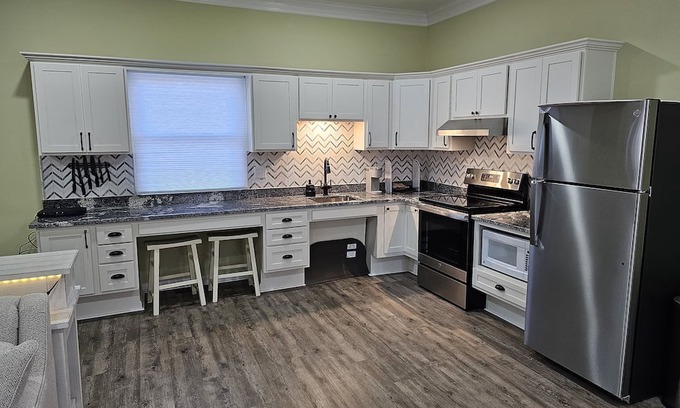 Holly Apartamento | Conductors Quarters - Chic comfort with 100% accessibility