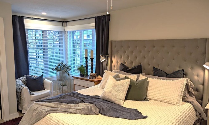 Elmvale - Eastway - Riverview - Riverview Park West Casa | Cozy oasis for professionals, where comfort & productivity seamlessly converge!
