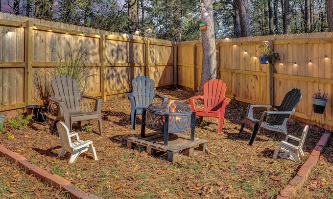 Hampton Casa | Sleeps 10 ~ King Bed ~ Firepit ~ Smart TV