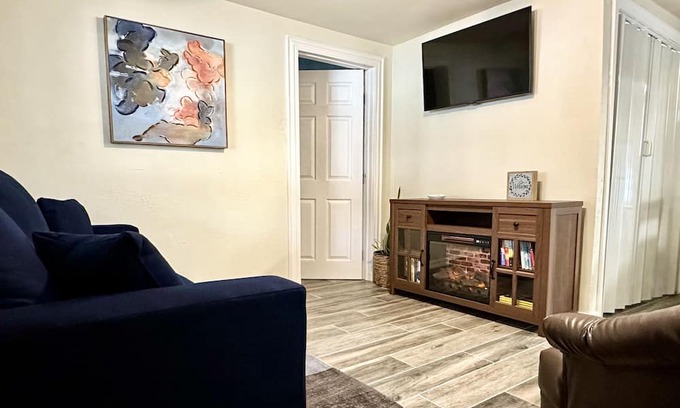 Raisin Cabaña | Cozy Cottage Family friendly,1940’s remodeled cottage. Meets All accommodations.