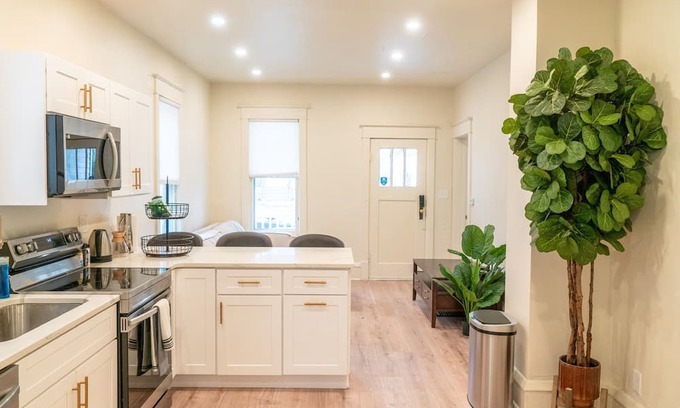 Urbana Casa | Updated 2 BR/1 BA Free Parking