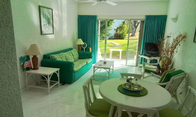 Blue Waters Apartamento | Easy access to South coast Bars Beaches and Shops. Swimming Pool . Golf