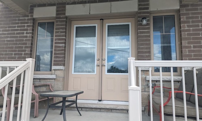 Bowmanville Casa | Cozy ensuite w/seperate entrance & balcony, 1 minute to grocery and Rotary Park