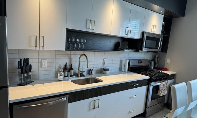 Orange Apartamento | Cozy minimalist 2BR 2BA apt 30mins from NYC 15mins from airport & American Dream