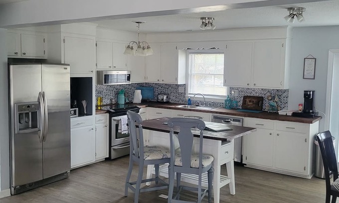 Goose Creek Casa | 2 Bedroom Retreat with Office and Gameroom