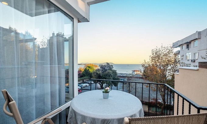 Moda Apartamento | Chic Flat with Balcony near Moda Shore