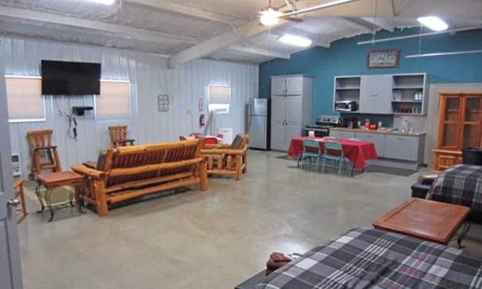 Hugo Cabina | Shady Oaks RV Resort 3 Bed Bunk House Cabin