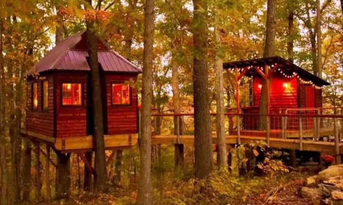 Cassville Apartamento | The Getaway Treehouse & Jacuzzi Bath House