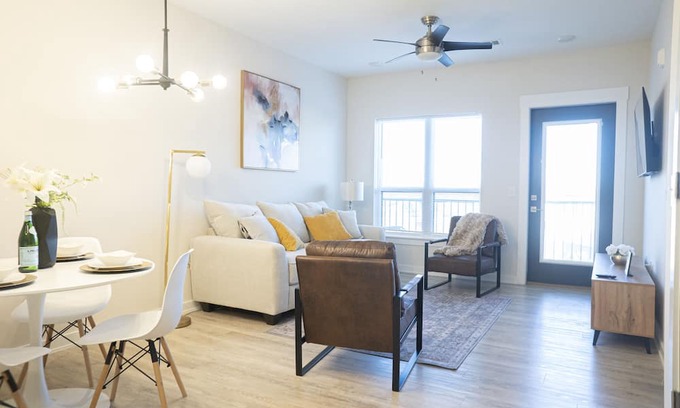 North Charlotte Apartamento | New listing discount!! Brand new apartment in hip NoDa area. Amazing location!