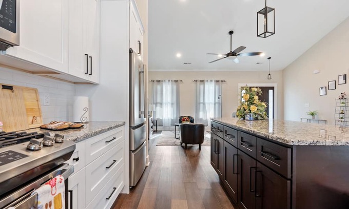 Loris Casa | New & Cozy Modern Retreat