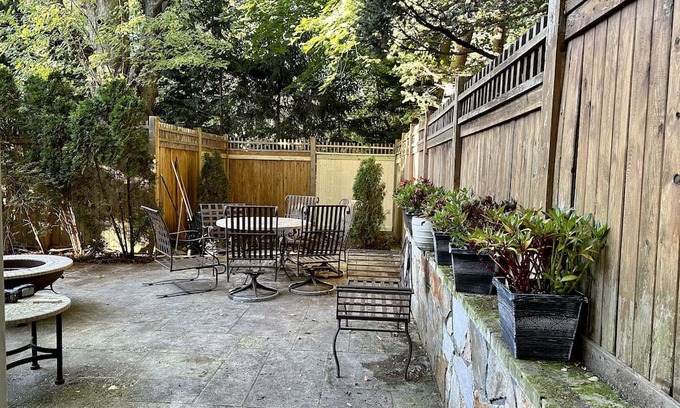 Greenwich Casa | BEAUTIFUL TOWNHOUSE ON BRUCE PARK 10 MIN WALK TO TRAIN ON GREENWICH AVE