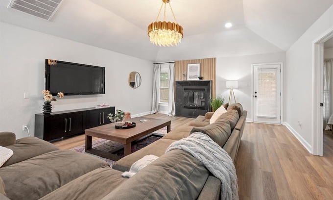 Grapevine Casa | A designer's dream, incredible location, spacious and cozy!
