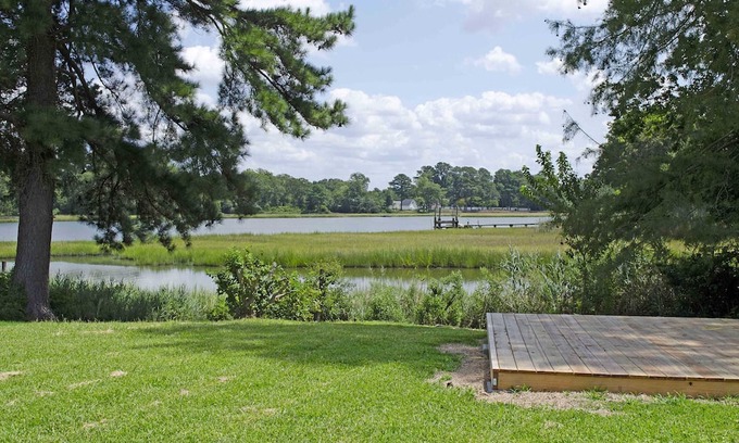 Portsmouth Casa | Rivercrest Retreat | River Front | 3 beds 2 baths