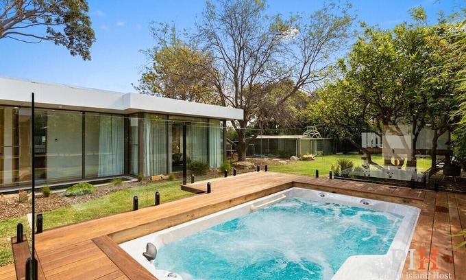 Rhyll Casa | 4 Br Family Oasis with 70s Vibe