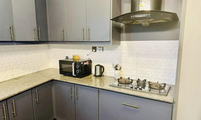 Saddar Town Casa | Modern Spacious Home in Clifton. Wealthy and safe area! — 5 min from Dolmen Mall