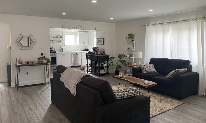 Port Stanley Casa | Lovely Lakehouse in Port Stanley. Enjoy lake views and 10min walk to the beach!
