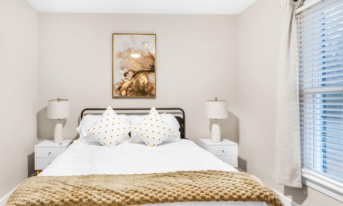 Old Irving Park Casa | North Carolina house