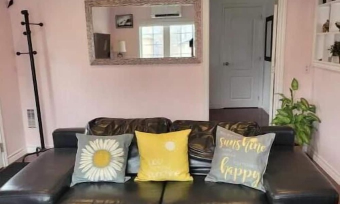West Hill Casa | Cheerful 1 bedroom house in Toronto.