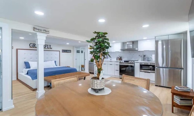 Huntington Apartamento | Luxe Provincial Style Studio w/ Patio & Parking