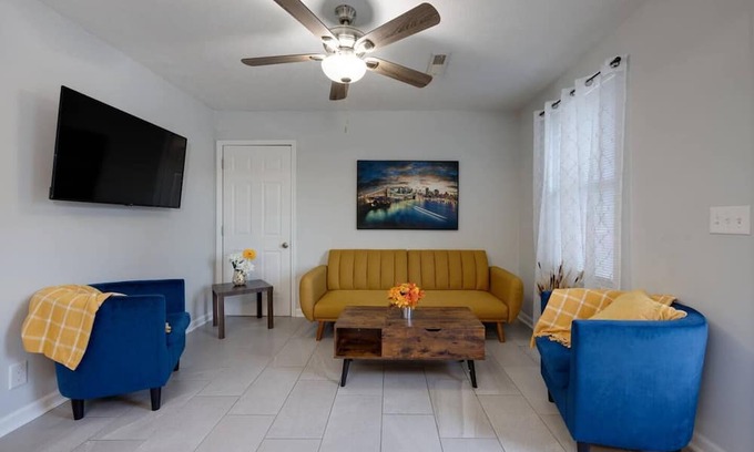 Maplewood Heights Casa | Warm & Comfy in Nash | TVs in All Rooms | Book Now