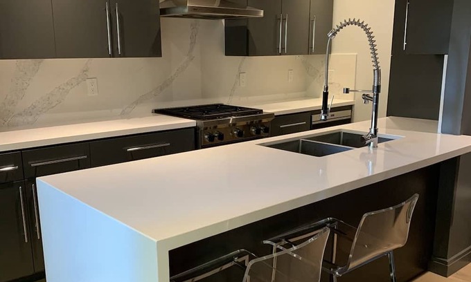 Makati Casa | Newly remodeled home furnished with gorgeous appliances and hard wood floor.
