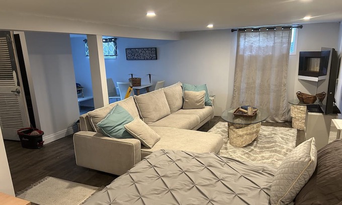Hamilton Cabaña | Rest an Relax in Dundas Cottage