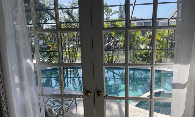 Bay Crest Park Casa | Bliss on the Bay – Weekly Winter Rates, Waterfront w/ Private Pool