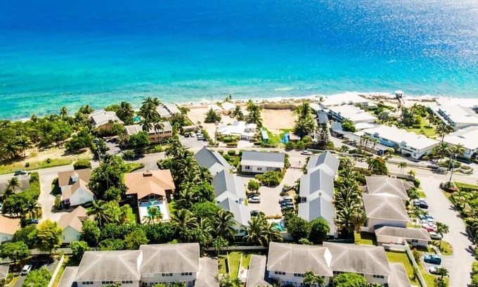 George Town Condominio | Seaside RetreatnLuxury, Large Condo, King Size, 10 minutes to Smith Cove on walk