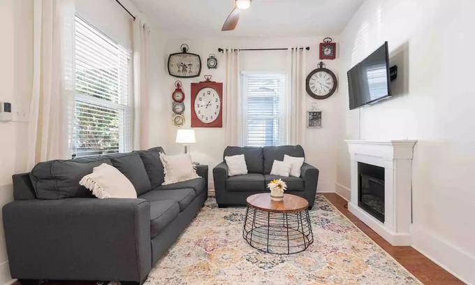 West End Apartamento | Newly Renovated-In Historic West End-Sleeps 8