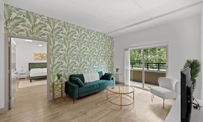 Charlotte Center City Apartamento | Sunny Green Apt - Walk everywhere!