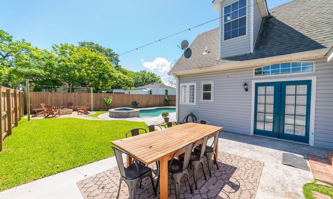 Chalmette Casa | 2 Story Cottage w/ heated pool and jacuzzi+bonfire