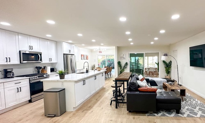 Tustin Casa | Magical Retreat Minutes from Disneyland! Elderly-Friendly, Newly Remodeled 5BR.