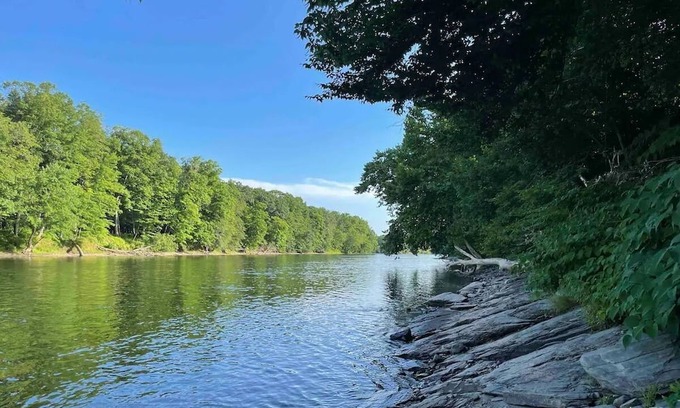 Mt. Bethel Cabina | Cozy Chalet with Cabin Vibes overlooking Delaware River. Hot Tub!