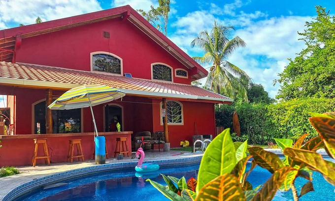 Cantón de Parrita Casa | Large family house, A/C, swimming pool, outdoor patio, minutes to the beaches!