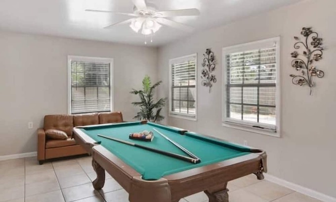 West Meadows Apartamento | 4 Bedroom 737801 by Houzlet
