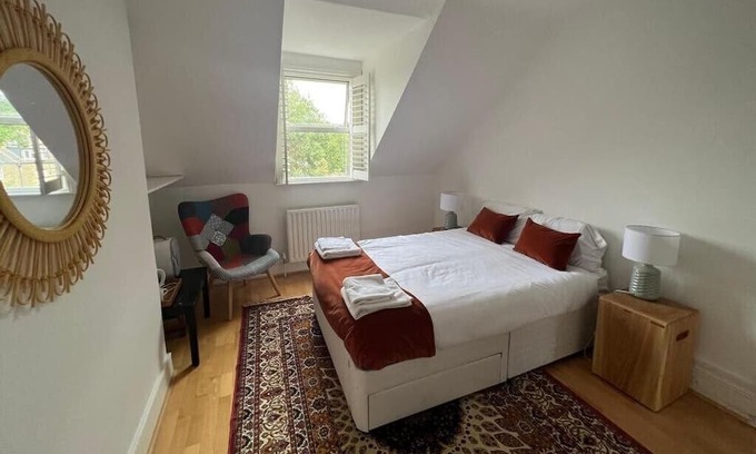 Thurlow Park Casa | The Sunflower Room in Grand Tulse Hill Villa