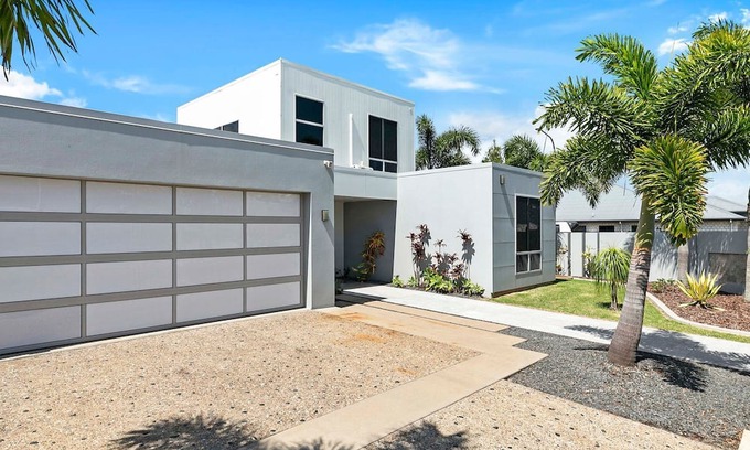 Kawungan Casa | Exquisite Manor on Davis