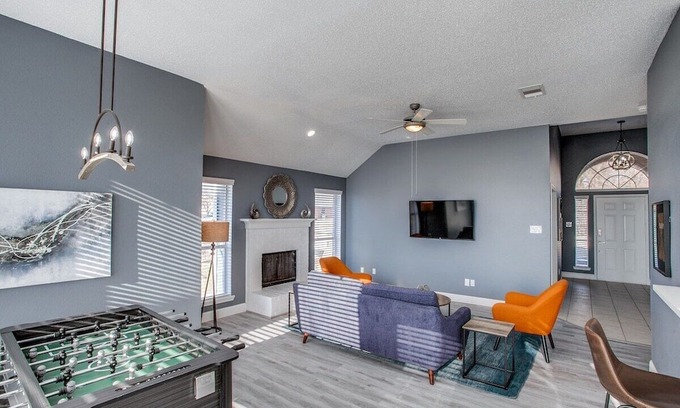 Elmo Casa | Stylishly Updated 3 Bedroom / Foosball Table!