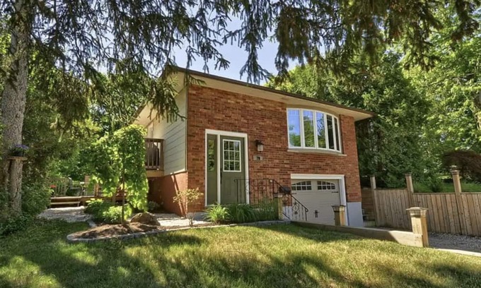 Hespeler Casa | Adorable 1 bedroom suite with kitchen & fireplace