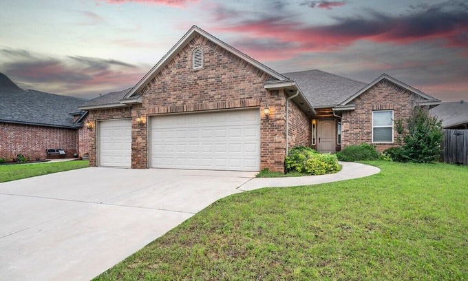 Norman Casa | Spacious Home - 5 Min. to OU campus!