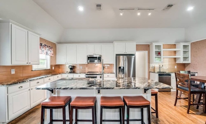 Azle Casa | The Perfect Getaway/Boat Dock/Eagle Mountain!