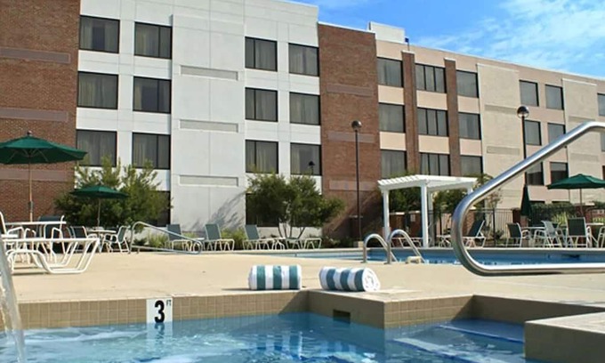 Rocky Mount Casa | Southern Comfort! Onsite Pool, FREE Parking! Minutes to Rocky Mount City Lake