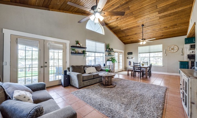 Vance Jackson Cabaña | Charming Guesthouse-Centrally Located