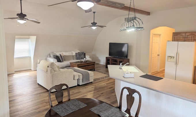 White Cottage Casa | Rest and Relaxation on the Muskingum River