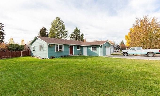 Sheridan Casa | Large Family Size Home Near Lakes, Rivers and Historical Attractions