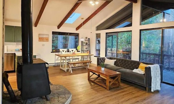 Hoodsport Cabina | Secluded 2BR Forest Lake Retreat