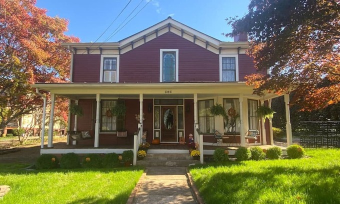 Culpeper Casa | Old Red in downtown Culpeper VA