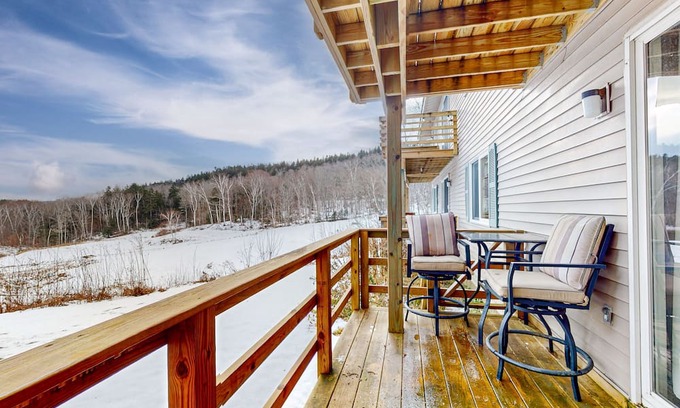 Greenville Junction Condominio | First-floor condo near lake/skiing/hiking with beach access, lake view & patio