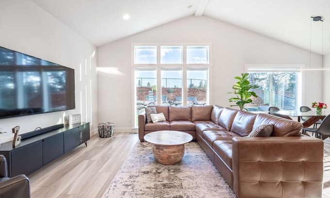 Latah Valley Casa | Beautiful Spacious Modern Home