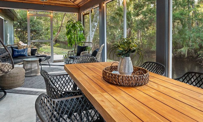 Homosassa Casa | Waterfront Screen Porch with kayaks to experience the peaceful Halls River!